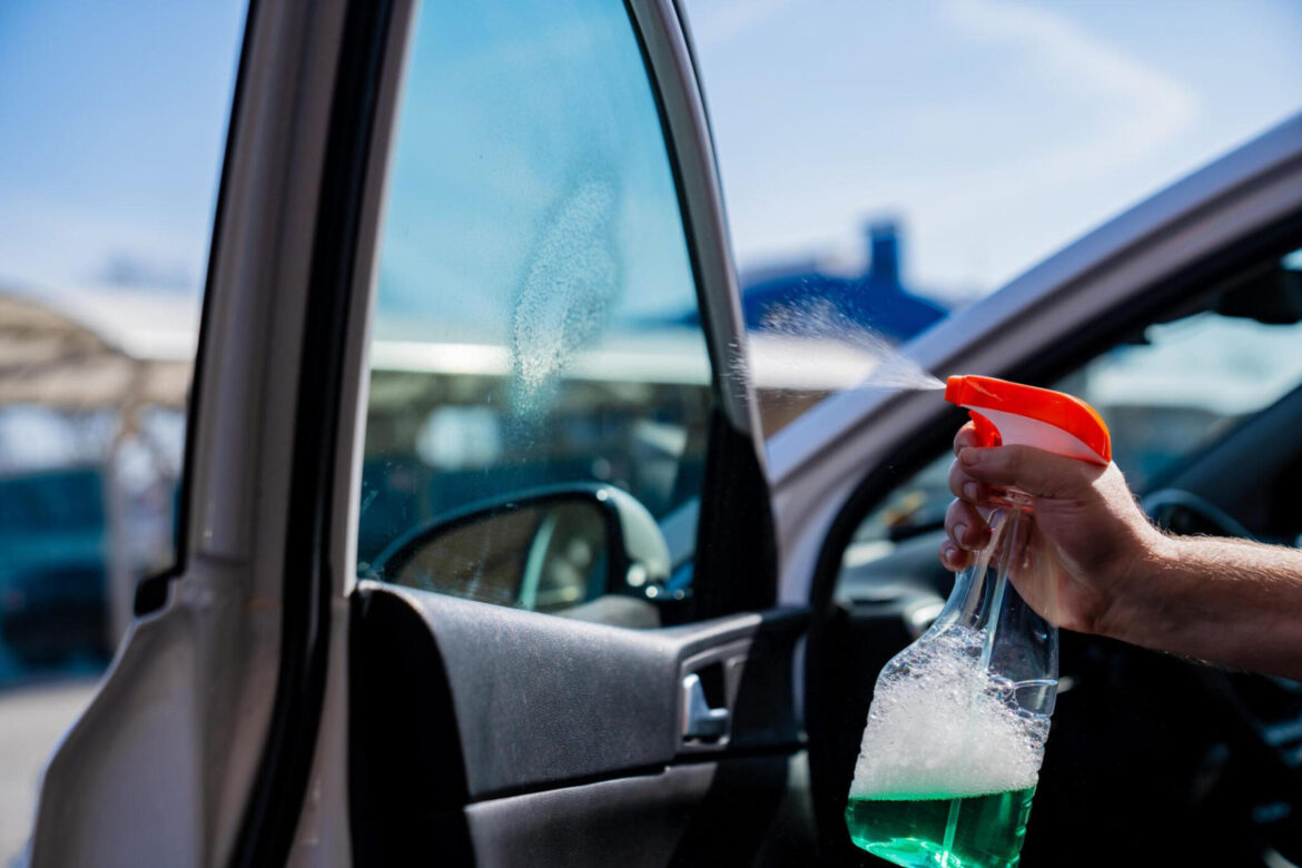 Padomi auto stiklu tīrīšanai